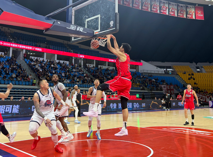 kaiyun-17+10+4帽！徐昕爆了！护框碾压，进攻完美终结，把山东打绝望了|山东队|周琦|比赛|琼斯|蜕变_新浪体育_新浪新闻